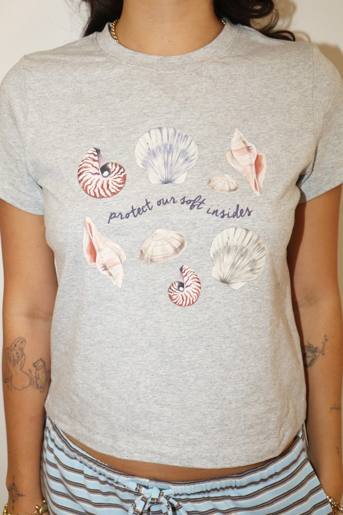 BAILEY ROSE Women's Tee Seashell Graphic Baby Tee