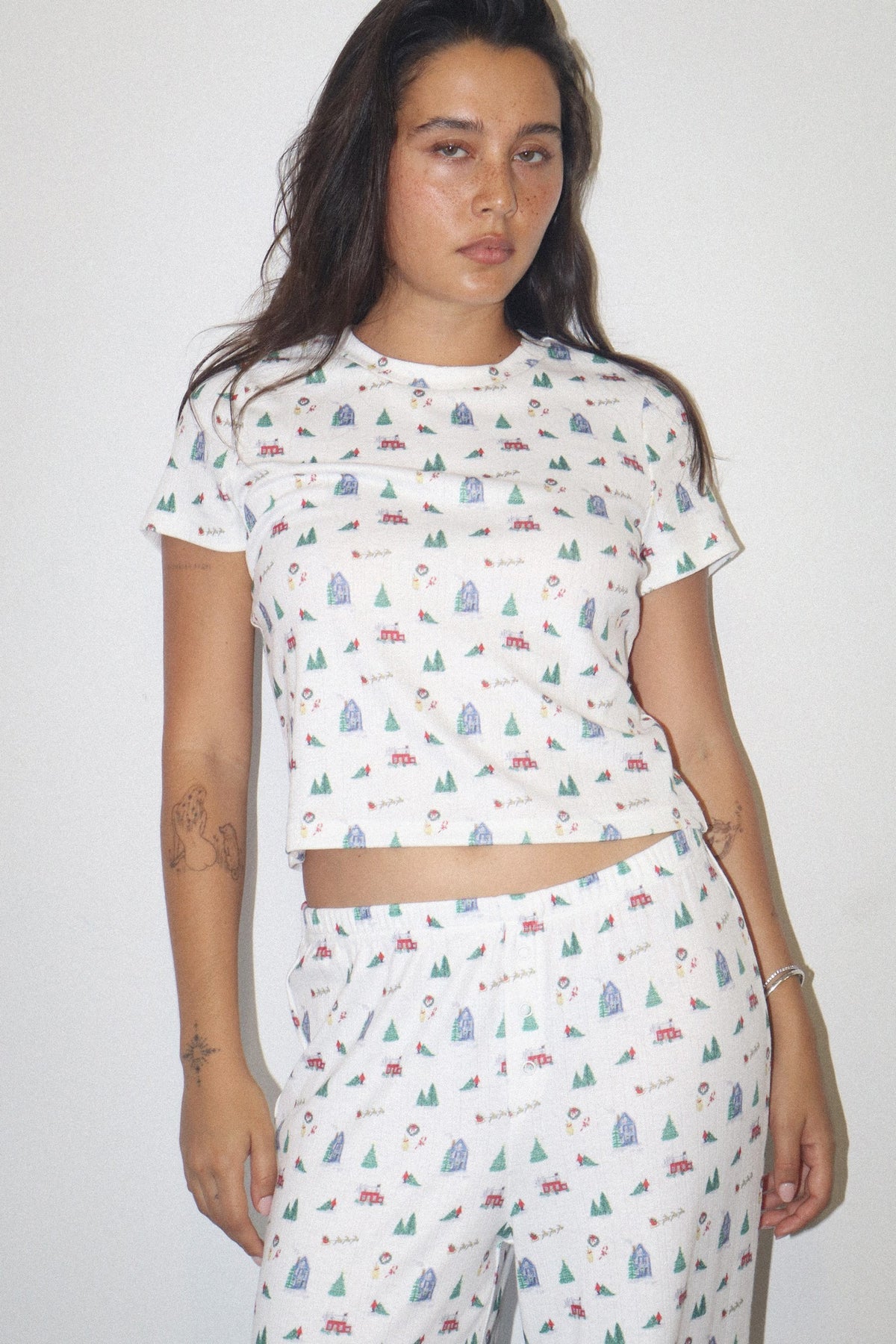 BAILEY ROSE Women's Tops Winter Village Print Baby Tee
