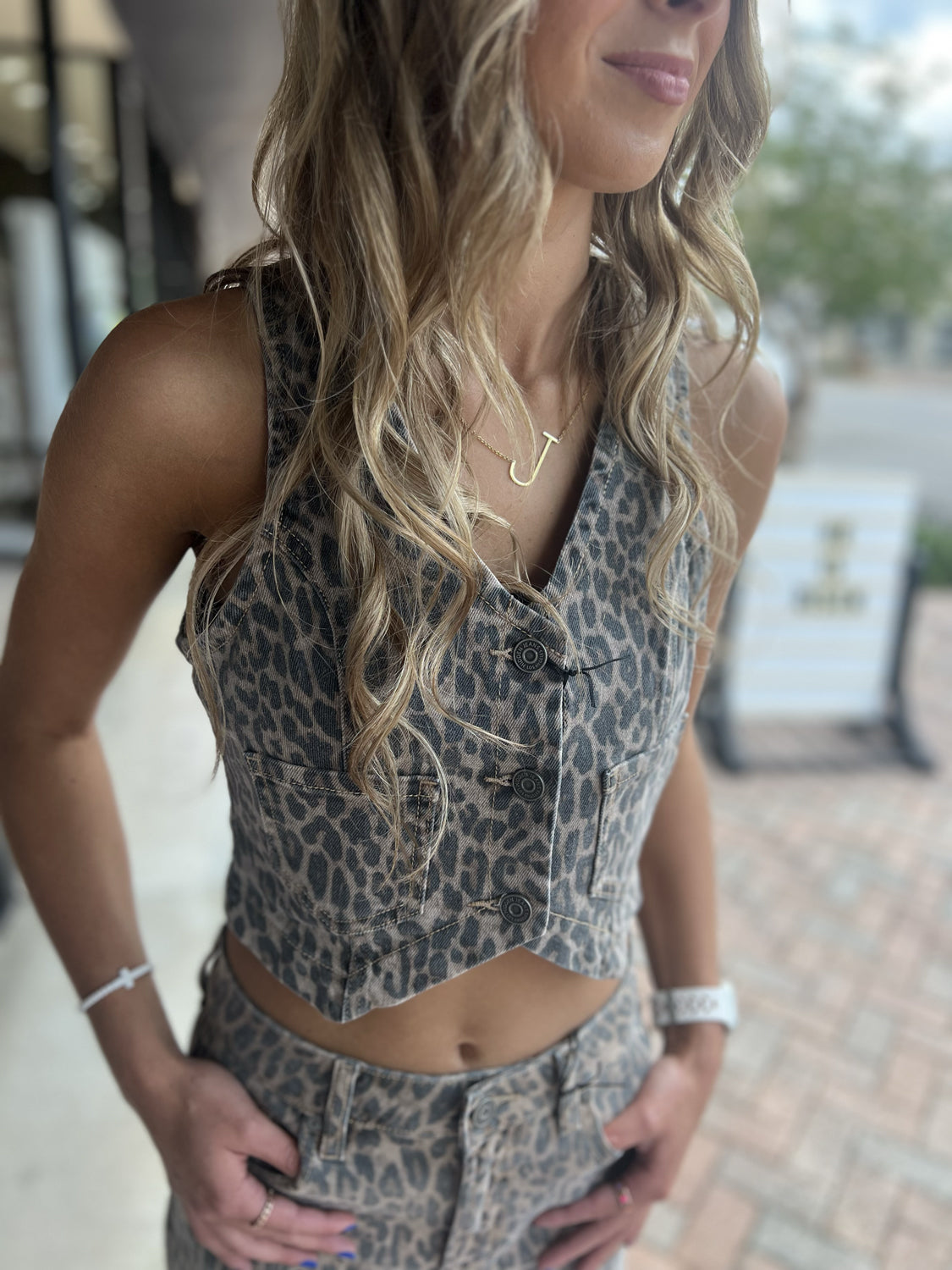HIDDEN JEANS Women's Top Cheetah Print Cropped Fitted Vest || David's Clothing