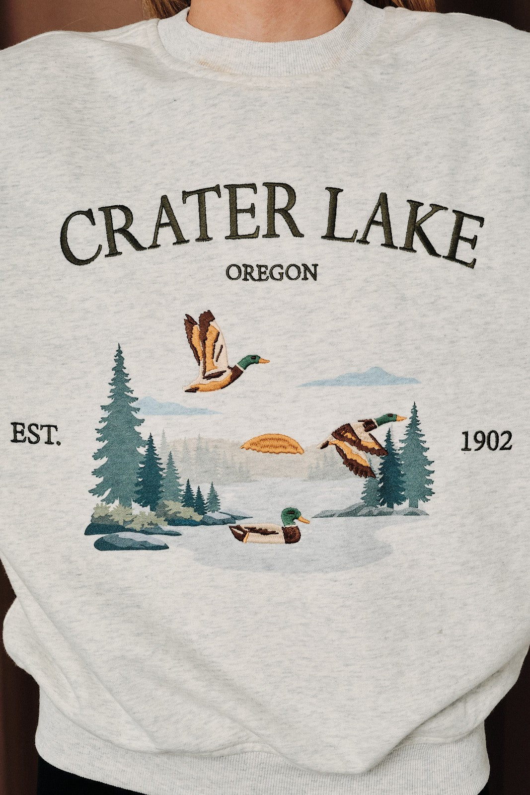 SUNDAY EDITION Women's Sweatshirt Crater Lake Oregon Mallard Graphic Long Sleeve Sweatshirt